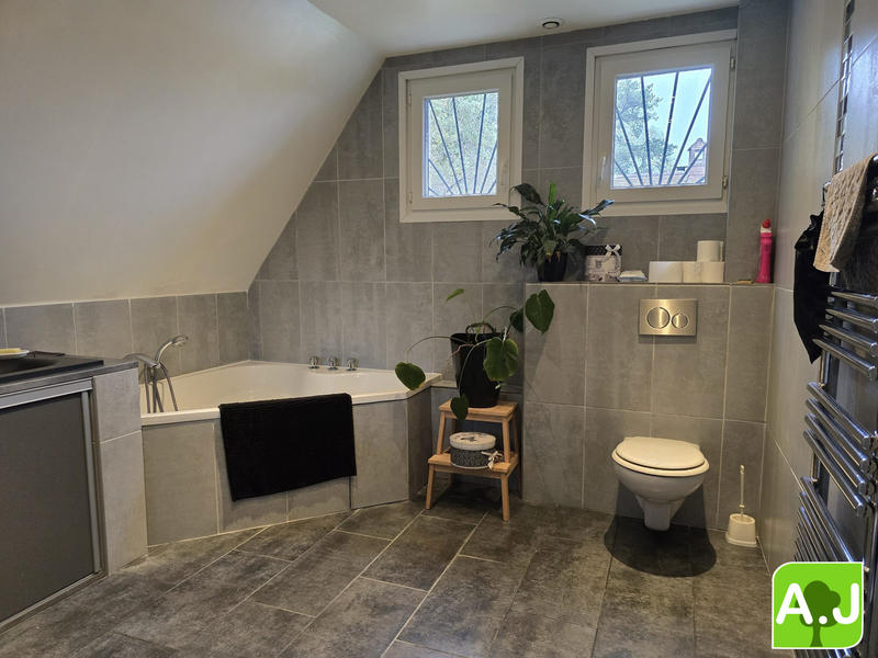 Maison traditionnelle - 178 m² - 8 pièces