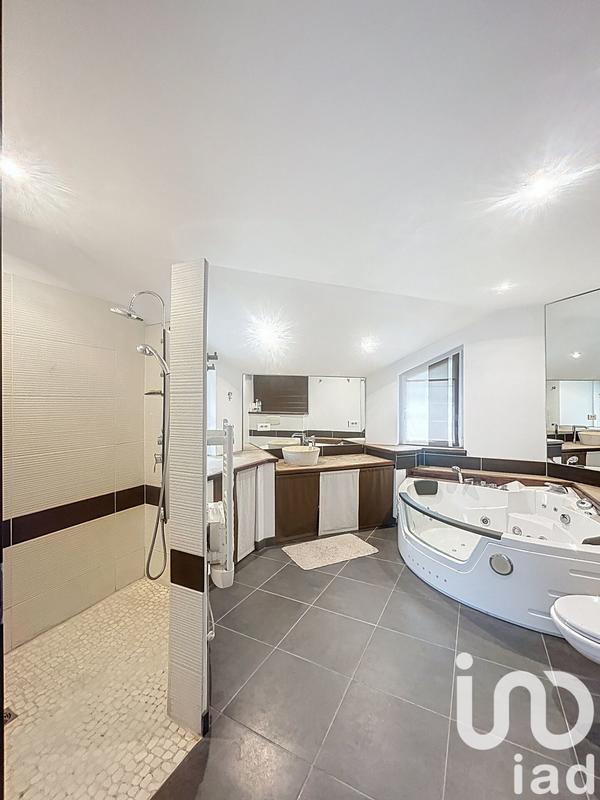 Maison - 303 m² - 8 pièces