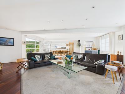 Maison - 256 m² - 6 pièces