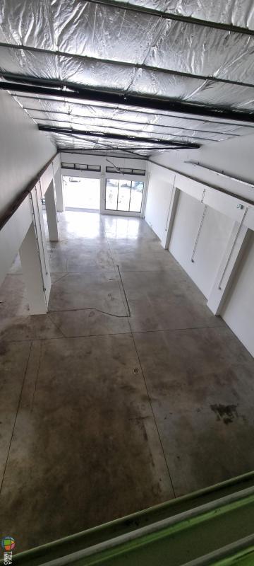 Local commercial - 339 m² - 2 pièces