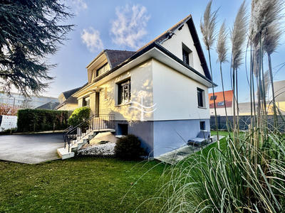 Maison - 208 m² - 9 pièces