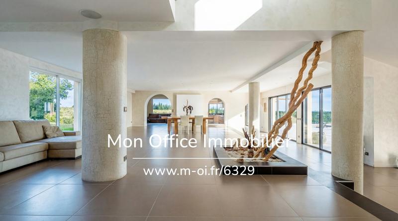 Propriété - 980 m² - 10 pièces