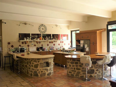 Propriété - 700 m² - 16 pièces
