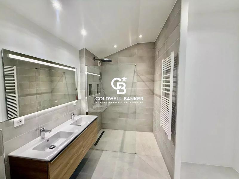 Maison - 220 m² - 7 pièces