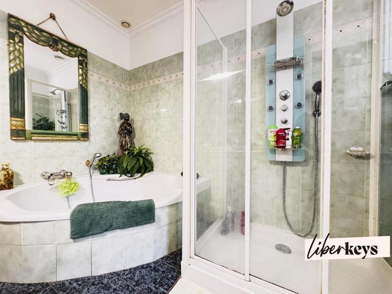 Maison - 227 m² - 8 pièces