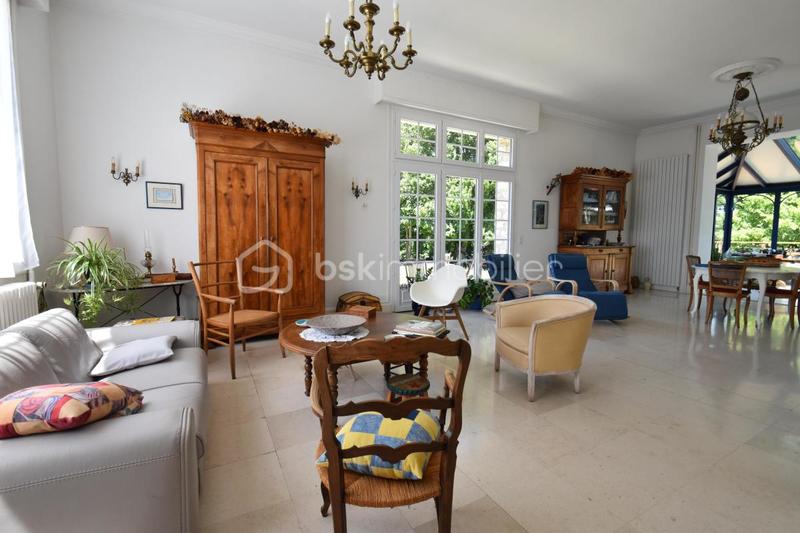 Demeure - 303 m² - 11 pièces