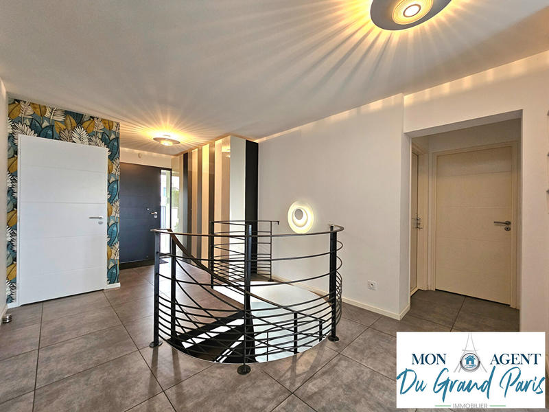 Maison - 204 m² - 7 pièces