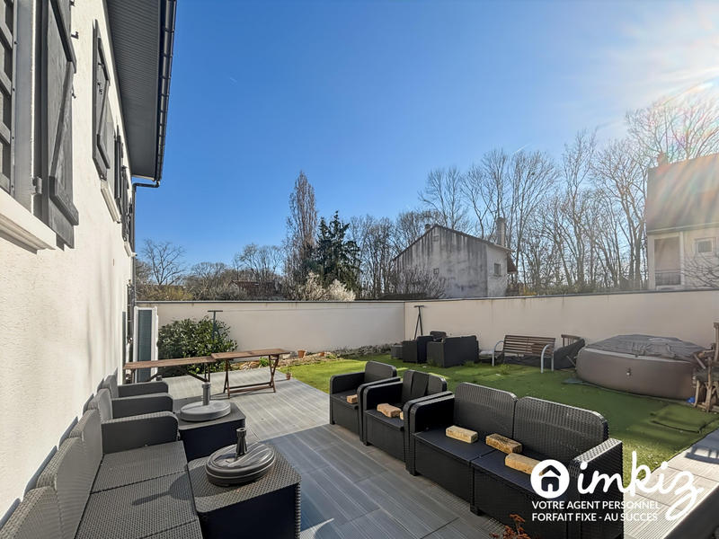 Maison - 213 m² - 9 pièces