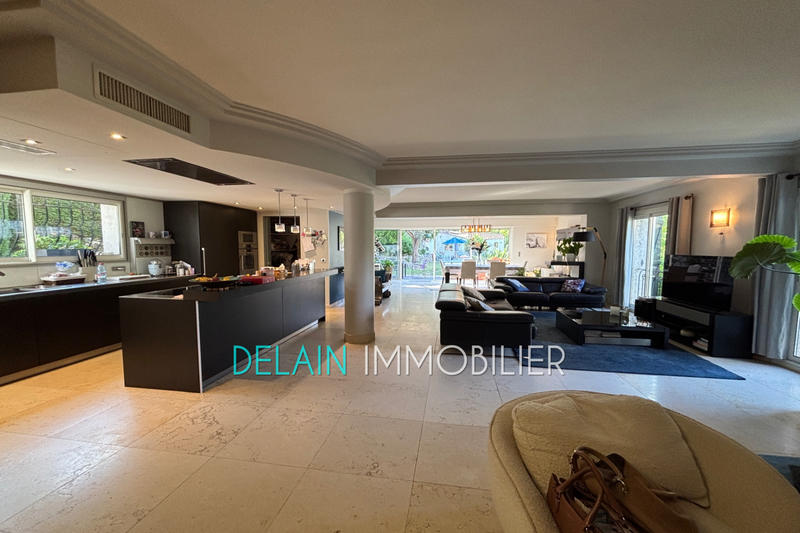 Maison - 275 m² - 8 pièces