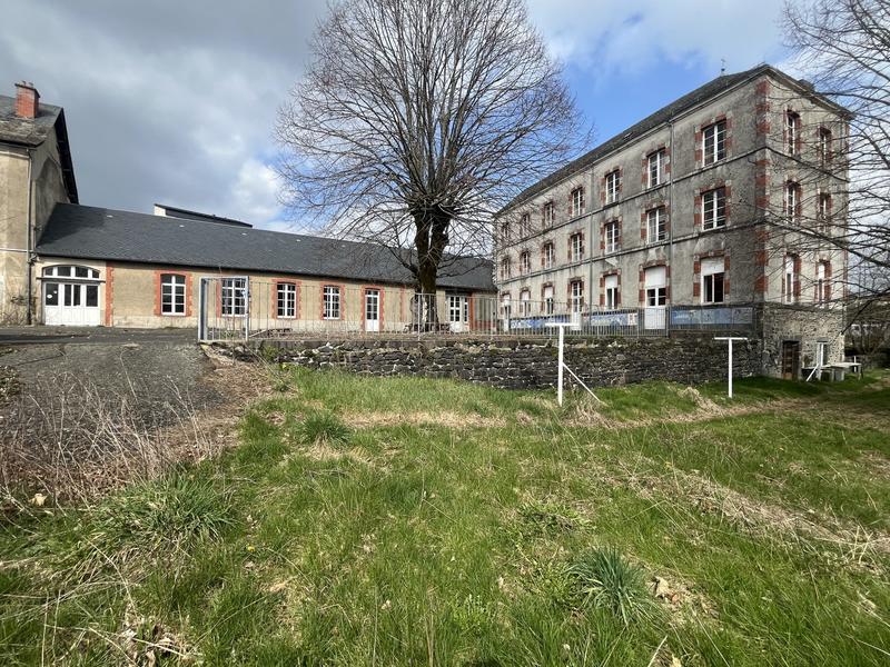 Maison - 1 100 m² - 30 pièces