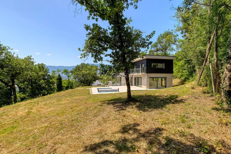 Maison - 202 m² - 7 pièces