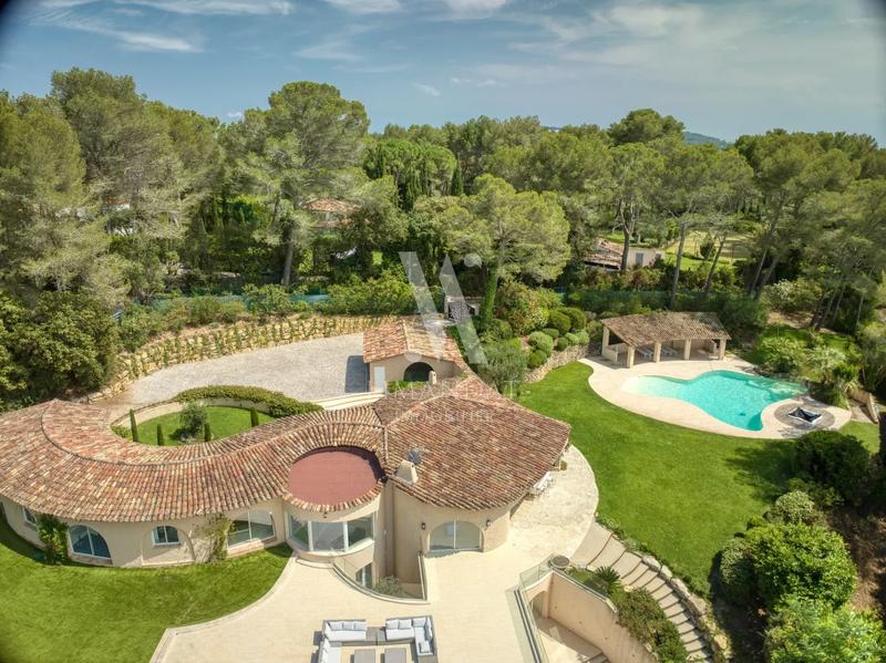 Villa - 646 m² - 10 pièces