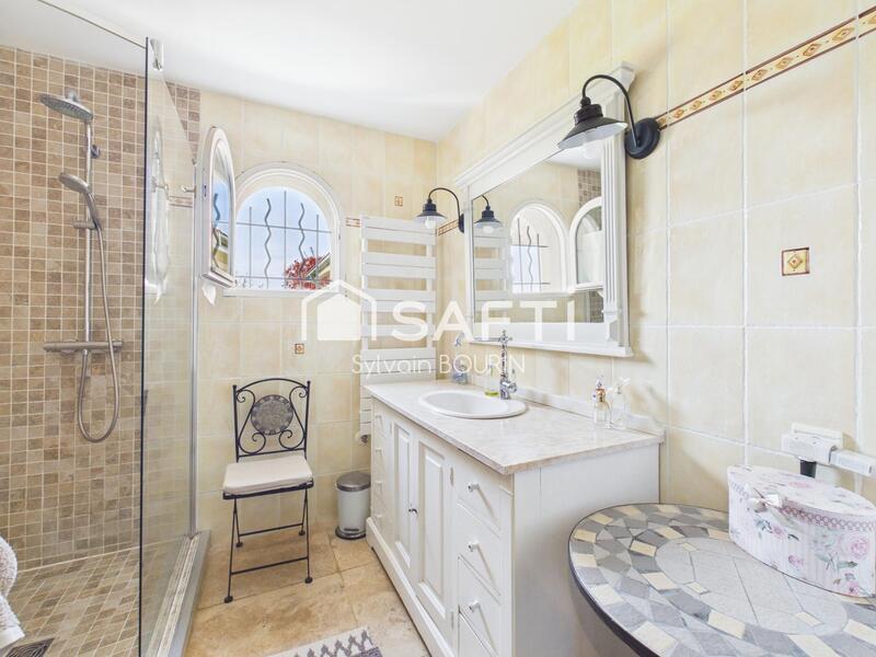 Maison - 230 m² - 7 pièces