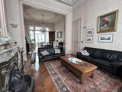 Maison - 253 m² - 8 pièces