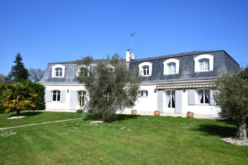 Propriété - 305 m² - 7 pièces