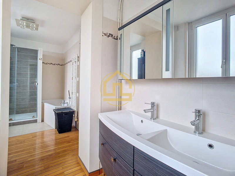 Maison - 292 m² - 9 pièces