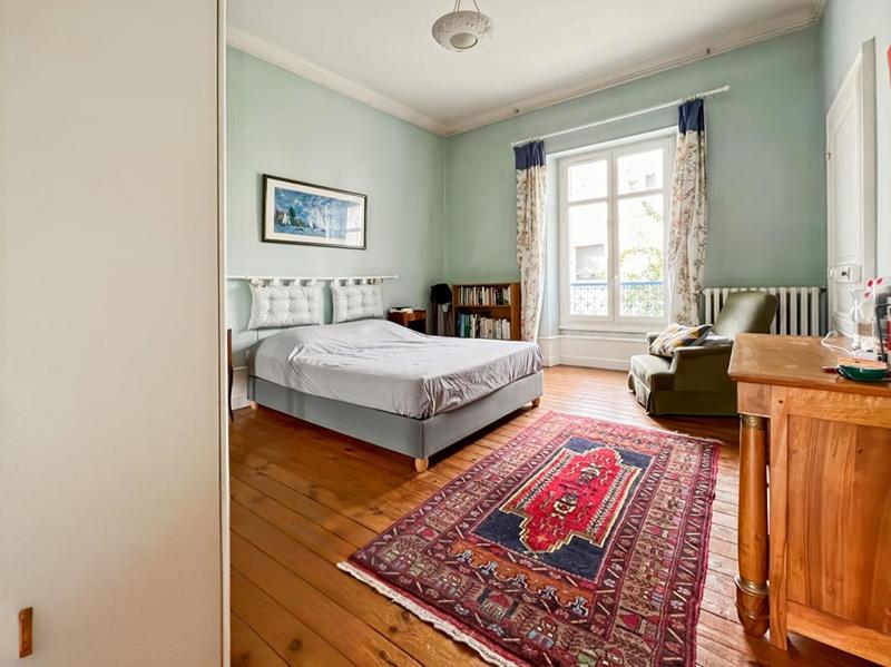 Maison - 220 m² - 8 pièces