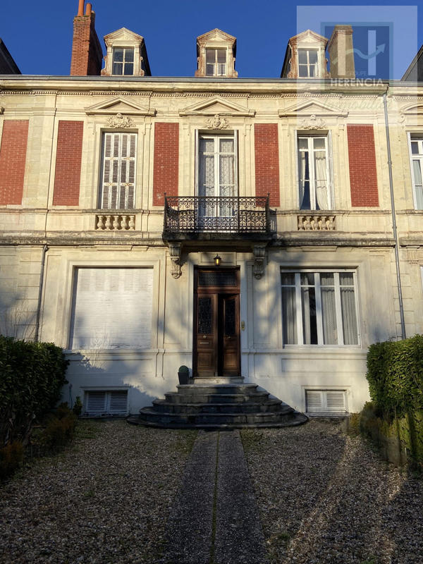 Maison - 268 m² - 7 pièces