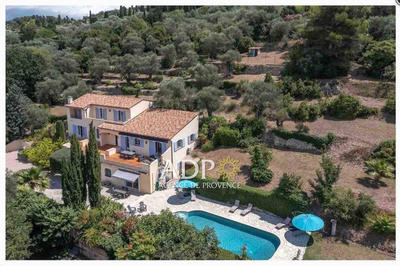 Maison - 250 m² - 7 pièces