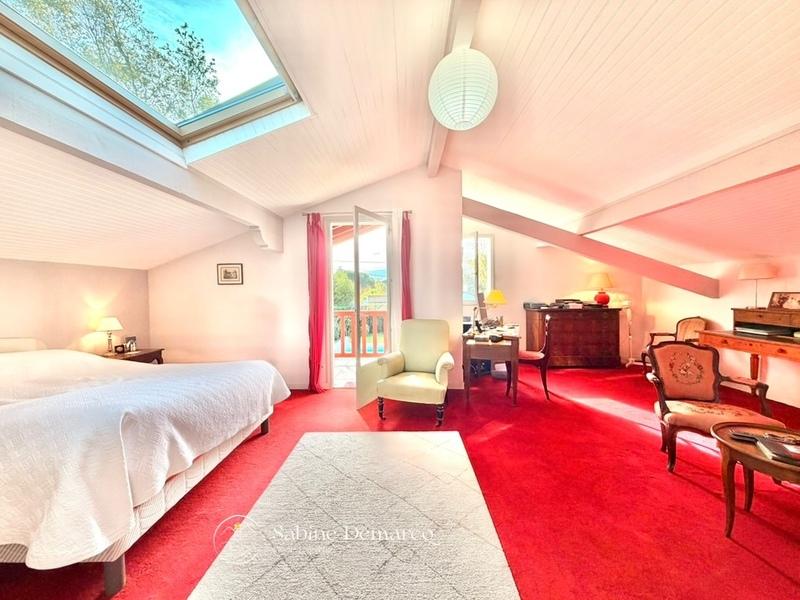 Maison - 230 m² - 6 pièces