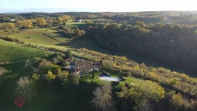 Propriété - 280 m² - 9 pièces