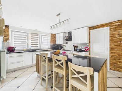 Maison - 233 m² - 8 pièces
