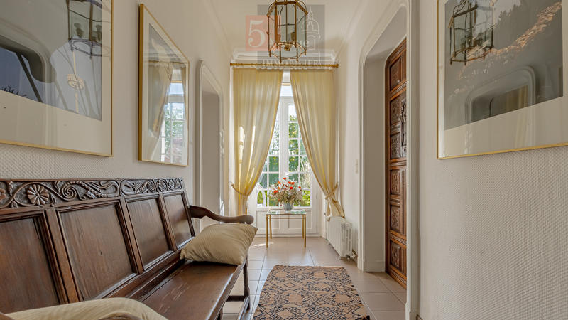 Maison - 430 m² - 12 pièces