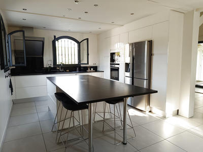 Maison - 208 m² - 8 pièces