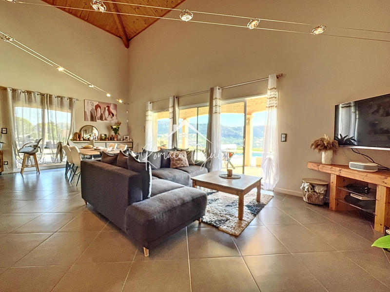 Villa - 198 m² - 6 pièces