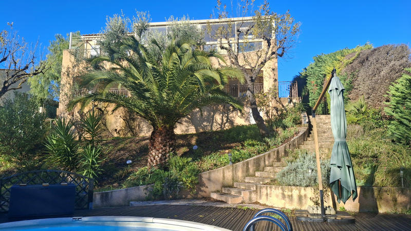 Maison - 207 m² - 7 pièces