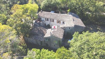 Maison - 230 m² - 8 pièces