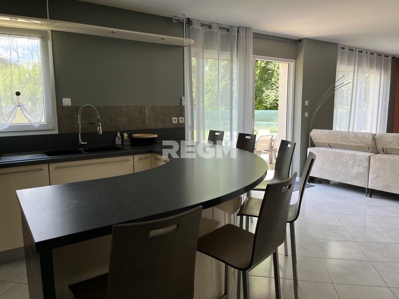 Maison - 215 m² - 8 pièces