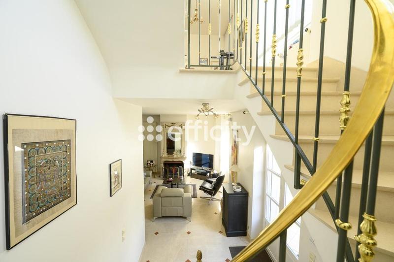 Maison - 223 m² - 9 pièces