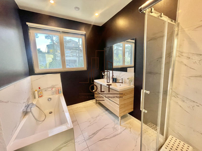 Maison - 300 m² - 8 pièces