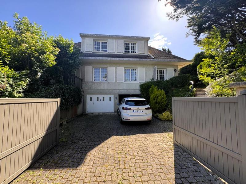 Maison - 300 m² - 9 pièces