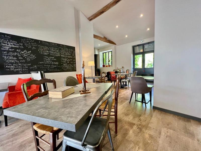 Propriété - 900 m² - 25 pièces