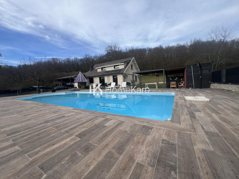 Maison - 280 m² - 9 pièces