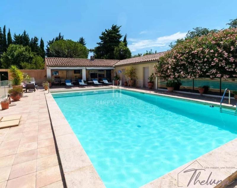 Propriété - 302 m² - 9 pièces