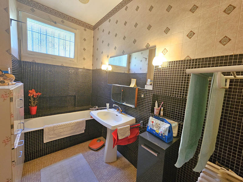 Maison - 214 m² - 8 pièces