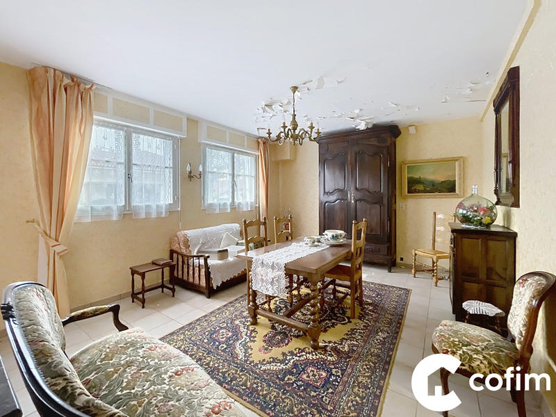 Maison traditionnelle - 236 m² - 10 pièces