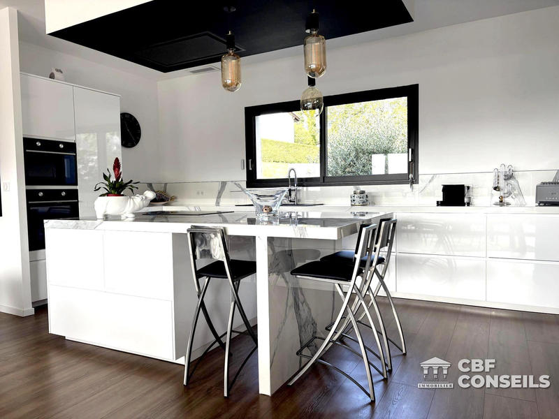 Maison contemporaine - 247 m² - 7 pièces