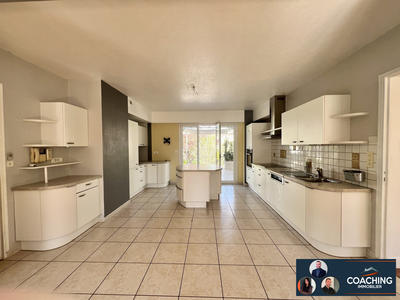 Maison - 210 m² - 10 pièces