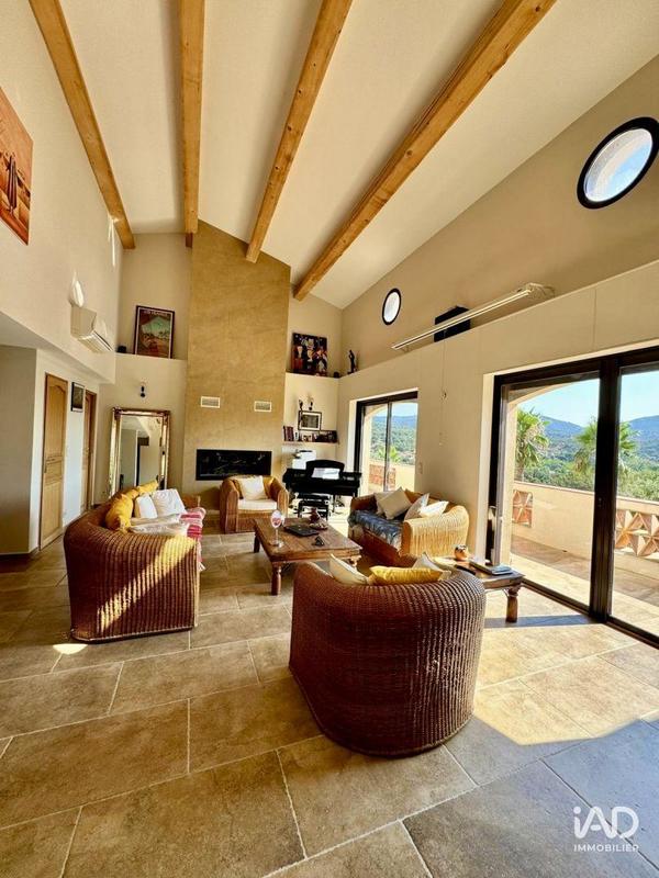 Maison - 260 m² - 6 pièces