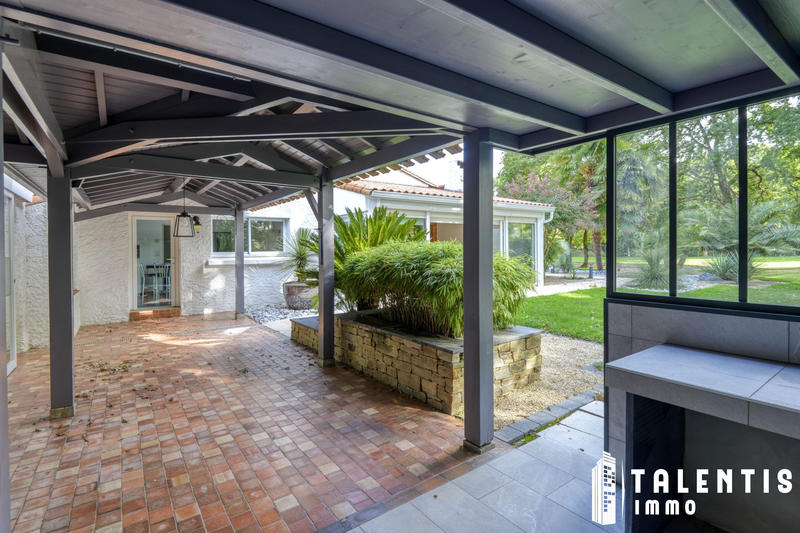 Maison - 342 m² - 12 pièces