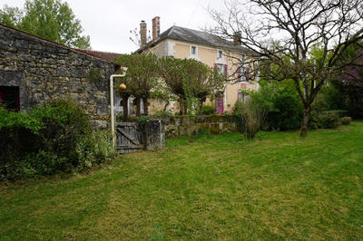 Maison - 330 m² - 9 pièces