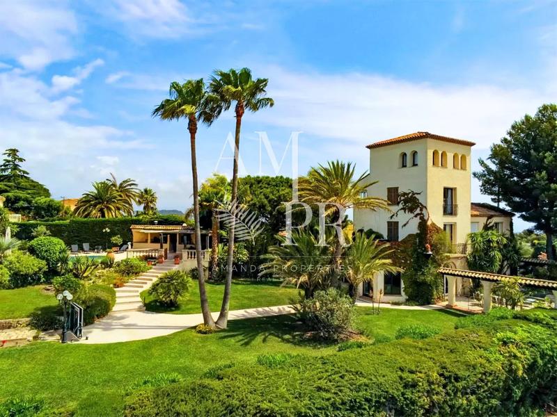 Villa - 355 m² - 8 pièces