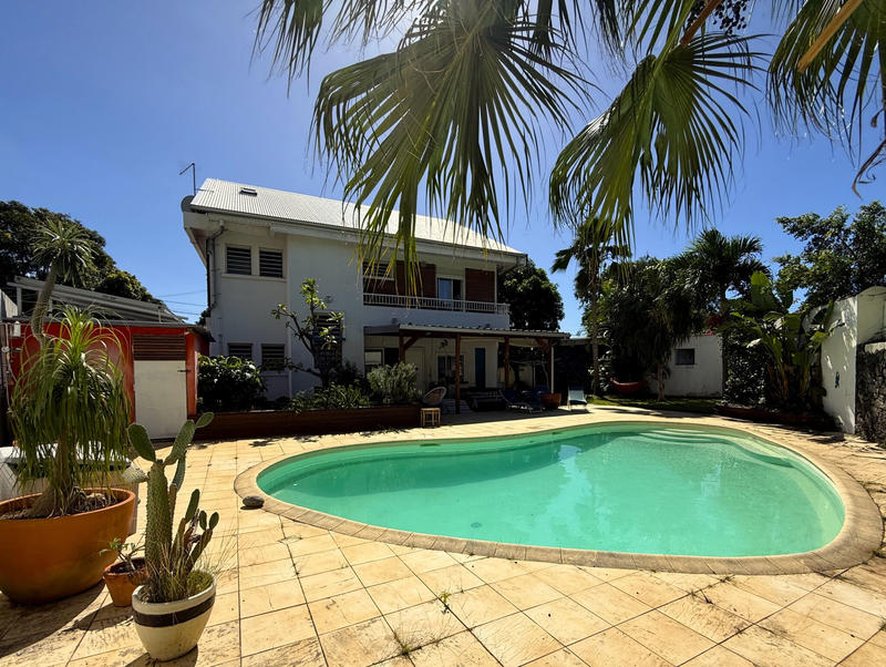 Maison - 210 m² - 7 pièces