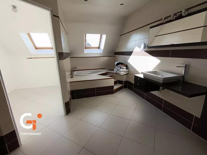 Maison - 176 m² - 8 pièces