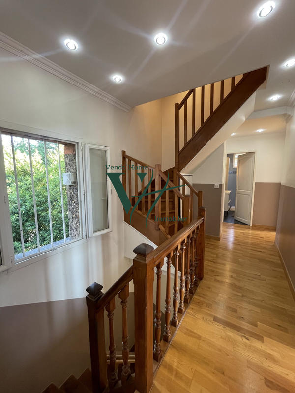 Maison traditionnelle - 147 m² - 9 pièces