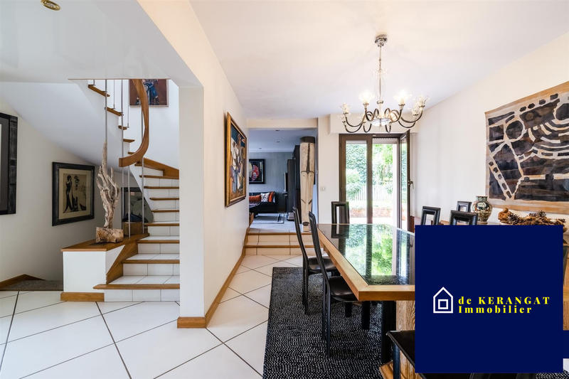 Maison - 239 m² - 10 pièces